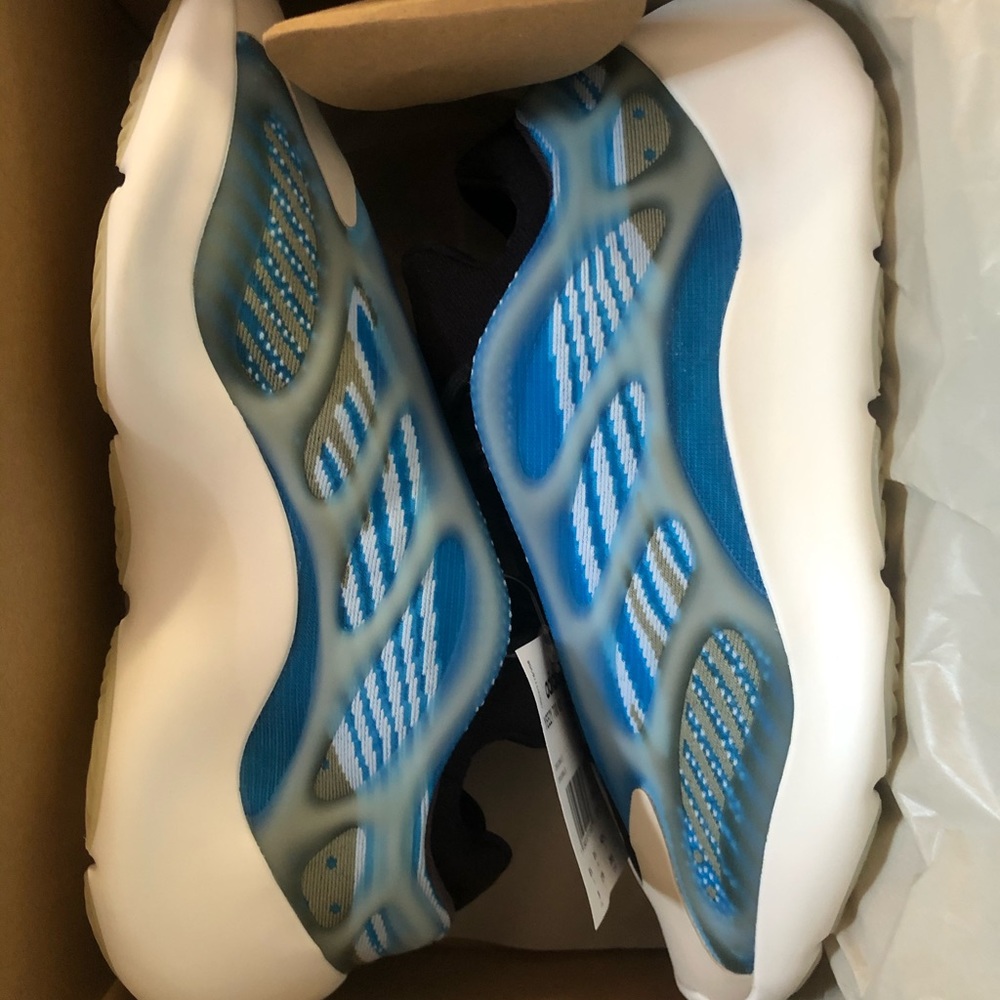 SOLD Yeezy 700 Arzareths - Picture 3 of 3